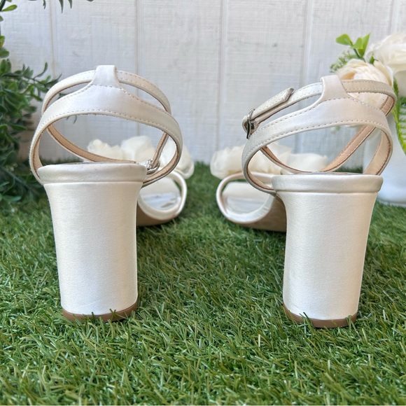 Badgley Mischka Carli Ankle-Strap Sandals - Soft White size 7.5 new - Picture 12 of 16